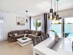 Villa in Zaton With Swimming Pool