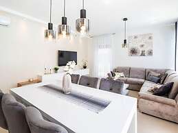 Villa in Zaton With Swimming Pool