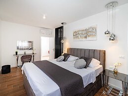 Villa in Zaton With Swimming Pool