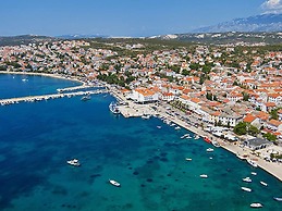 Spacious Apartment in Novalja near Sea