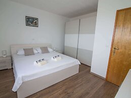 Spacious Apartment, Private Terrace in the Countryside, Wi-fi and Park