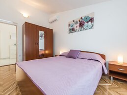 Spacious Apartment With Garden