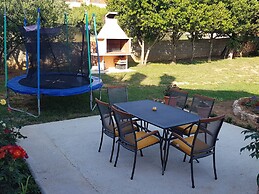 Spacious Apartment With Garden