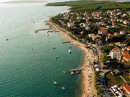 Spacious Apartment With Garden