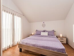 Spacious Apartment With Garden