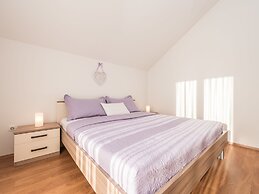 Spacious Apartment With Garden