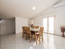 Spacious Apartment With Garden