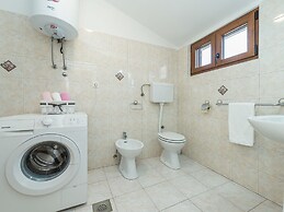 Spacious Apartment With Garden