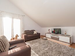 Spacious Apartment With Garden