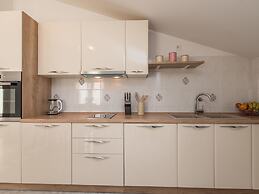 Spacious Apartment With Garden