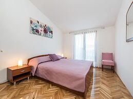 Spacious Apartment With Garden