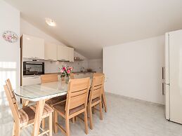 Spacious Apartment With Garden