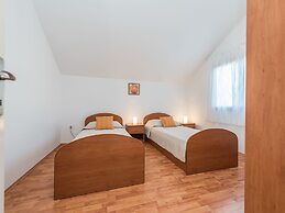 Spacious Apartment With Garden