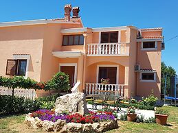 Spacious Apartment With Garden