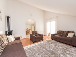 Spacious Apartment With Garden