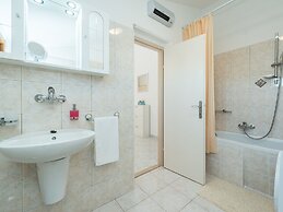 Spacious Apartment With Garden