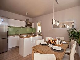Luxury Villa Lelu With Heated Saltwater Pool, Parking, High Speed Inte
