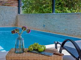 Luxury Villa Lelu With Heated Saltwater Pool, Parking, High Speed Inte