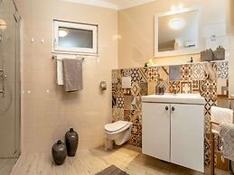 Luxury Villa Lelu With Heated Saltwater Pool, Parking, High Speed Inte