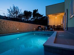 Luxury Villa Lelu With Heated Saltwater Pool, Parking, High Speed Inte