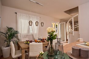 Luxury Villa Lelu With Heated Saltwater Pool, Parking, High Speed Inte