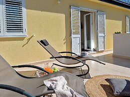 Luxury Villa Lelu With Heated Saltwater Pool, Parking, High Speed Inte