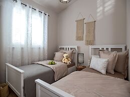 Luxury Villa Lelu With Heated Saltwater Pool, Parking, High Speed Inte