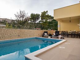 Luxury Villa Lelu With Heated Saltwater Pool, Parking, High Speed Inte
