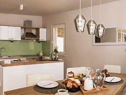 Luxury Villa Lelu With Heated Saltwater Pool, Parking, High Speed Inte