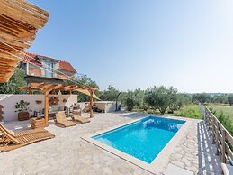 Boutique Holiday Home in Donje Polje With Pool