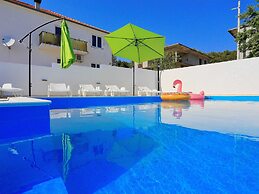 Modern Apartment in Bibinje With Pool
