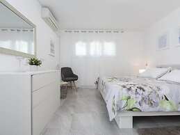 Modern Villa in Maslenica With Swimming Pool