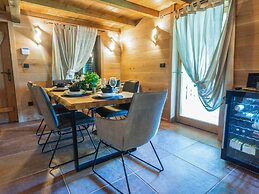 Amazing Chalet with Private Garden, Hot Tub, Sauna, Great Location by