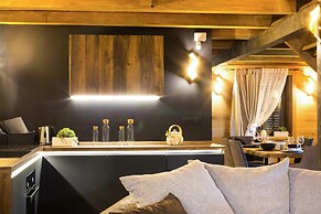 Amazing Chalet with Private Garden, Hot Tub, Sauna, Great Location by