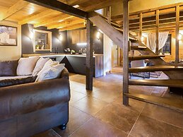 Amazing Chalet with Private Garden, Hot Tub, Sauna, Great Location by