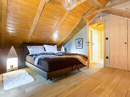 Amazing Chalet with Private Garden, Hot Tub, Sauna, Great Location by