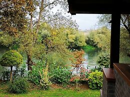 Amazing Chalet with Private Garden, Hot Tub, Sauna, Great Location by