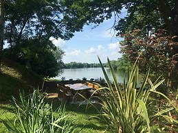 Amazing Chalet with Private Garden, Hot Tub, Sauna, Great Location by