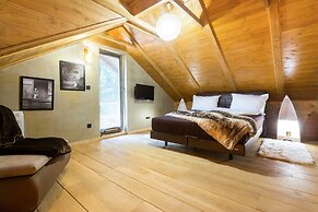 Amazing Chalet with Private Garden, Hot Tub, Sauna, Great Location by