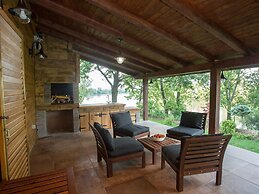 Amazing Chalet with Private Garden, Hot Tub, Sauna, Great Location by