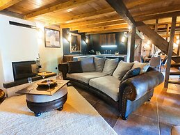 Amazing Chalet with Private Garden, Hot Tub, Sauna, Great Location by