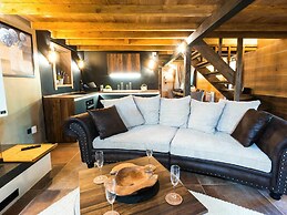 Amazing Chalet with Private Garden, Hot Tub, Sauna, Great Location by