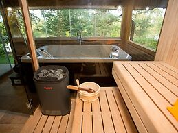 Amazing Chalet with Private Garden, Hot Tub, Sauna, Great Location by