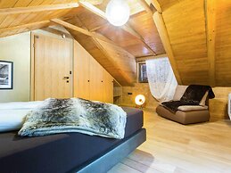 Amazing Chalet with Private Garden, Hot Tub, Sauna, Great Location by