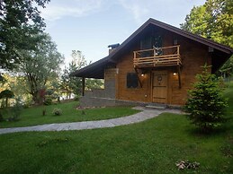 Amazing Chalet with Private Garden, Hot Tub, Sauna, Great Location by