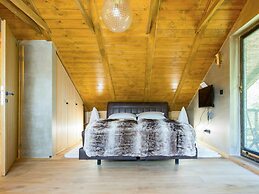 Amazing Chalet with Private Garden, Hot Tub, Sauna, Great Location by