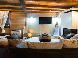 Amazing Chalet with Private Garden, Hot Tub, Sauna, Great Location by