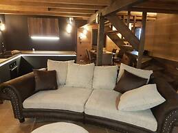 Amazing Chalet with Private Garden, Hot Tub, Sauna, Great Location by