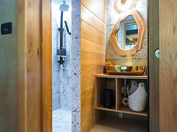 Amazing Chalet with Private Garden, Hot Tub, Sauna, Great Location by