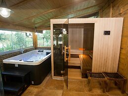 Amazing Chalet with Private Garden, Hot Tub, Sauna, Great Location by